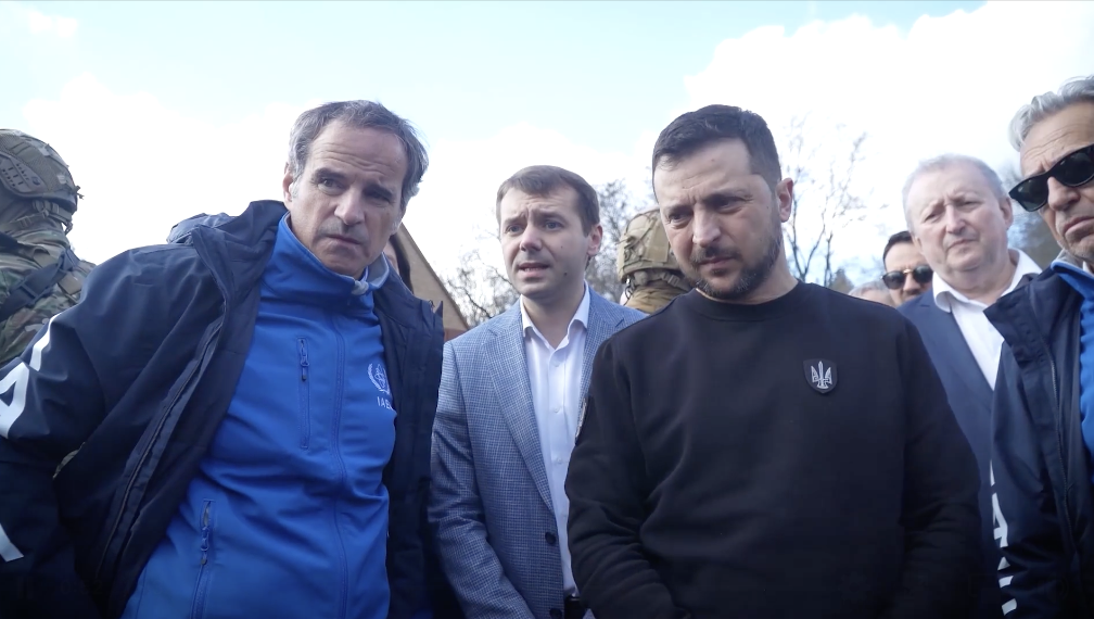 烏克蘭總統澤連斯基（Volodymyr Zelensky，右）於札波羅熱會見國際原子能機構總幹事格羅西（Rafael Grossi，左），雙方討論核電廠情勢。 圖：翻攝自澤連斯基臉書