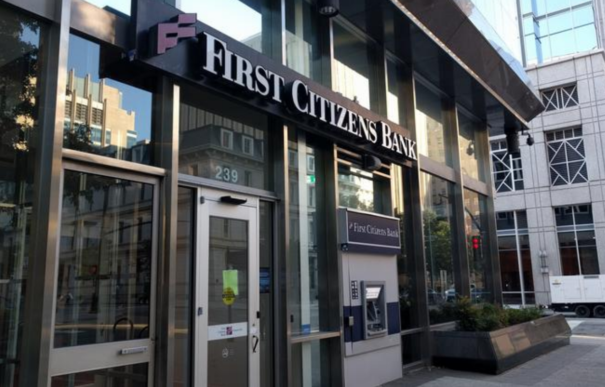美國第一公民銀行（First Citizens BancShares）收購倒閉的矽谷銀行（Silicon Valley Bank，SVB）後，股價大漲 53.74%。 圖: 翻攝自推特@atopchi