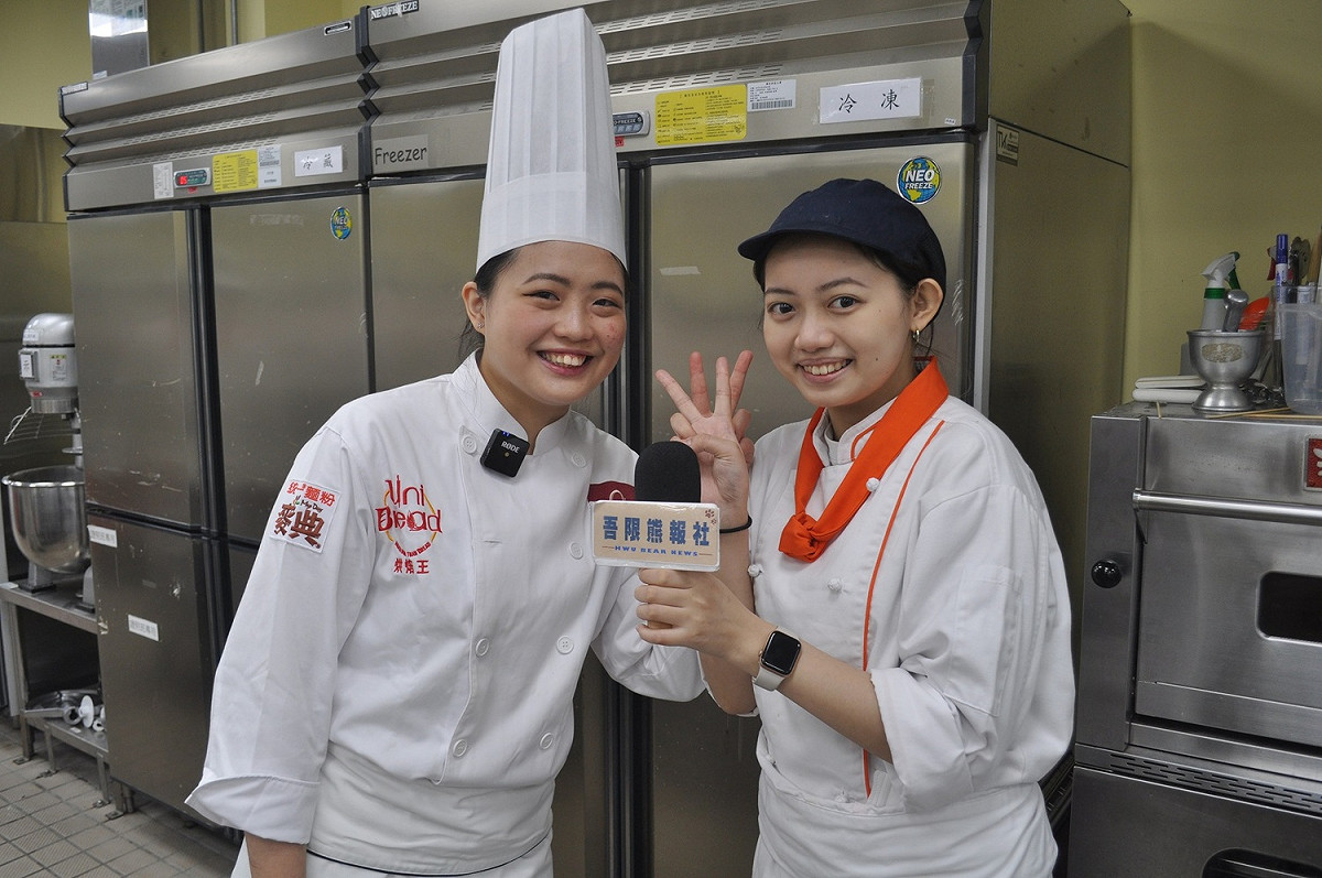 醒吾科大餐旅系好友兼室友吳品誼（右）為簡思昀能參加法國世界麵包大賽」感到開心。 圖：醒吾科大提供