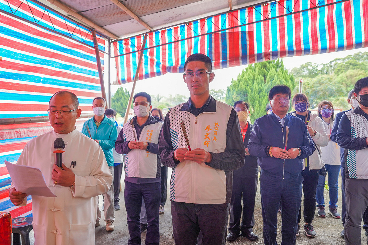 林口區長廖武輝今(28)日帶領林口區公所團隊與全體里長至林口第一公墓辦理祈福法會，祈求掃墓活動順利平安。 圖：林口區公所提供