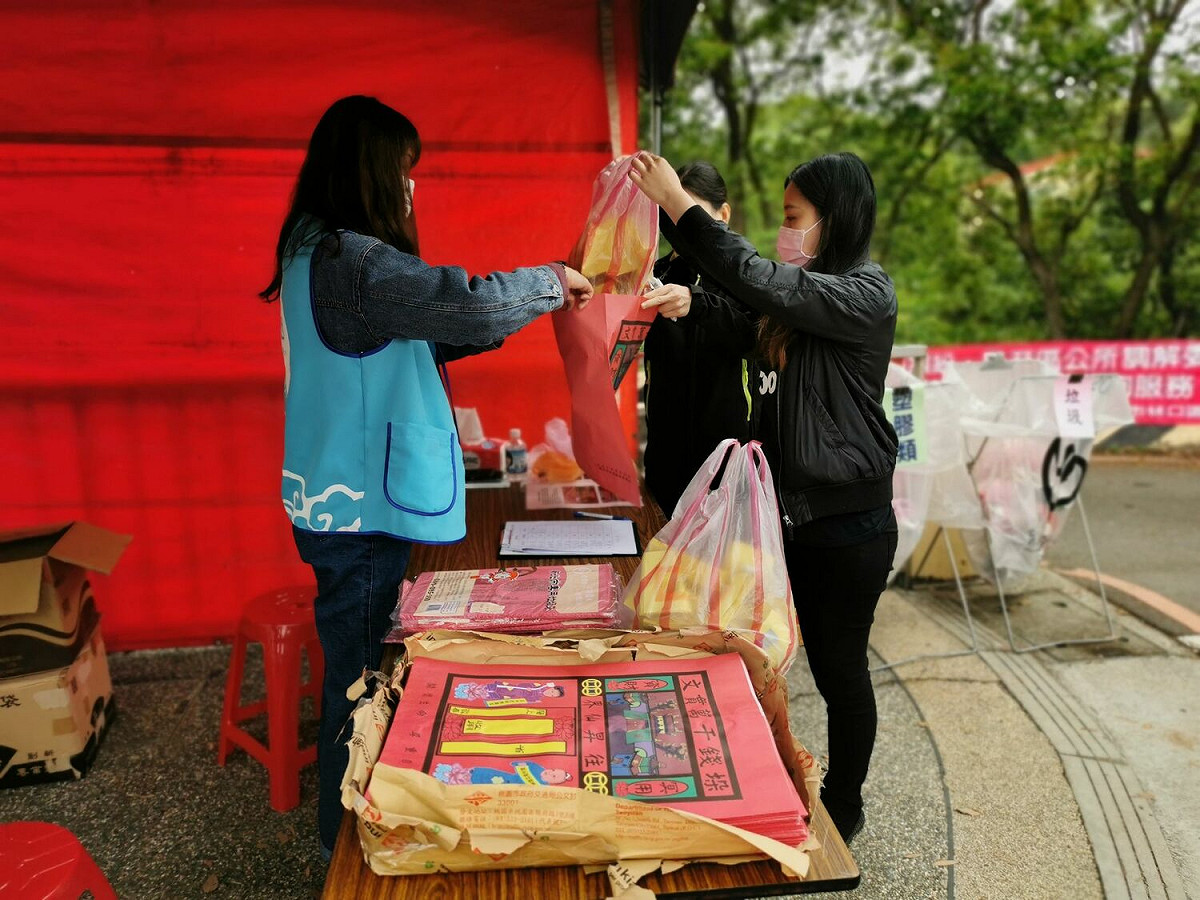 林口區公所在活動現場設置的服務站提供礦泉水、手套、濕紙巾、輕便雨衣供掃墓民眾取用。 圖：林口區公所提供