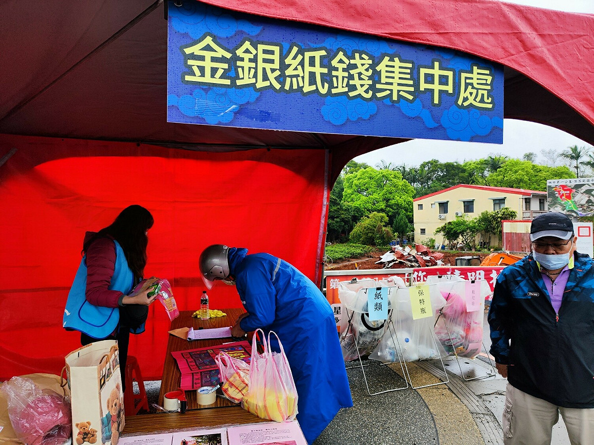 為響應環保，民眾掃墓完畢後可將紙錢裝入服務站現場提供的紙錢集中袋，交由清潔隊統一焚燒。 圖：林口區公所提供