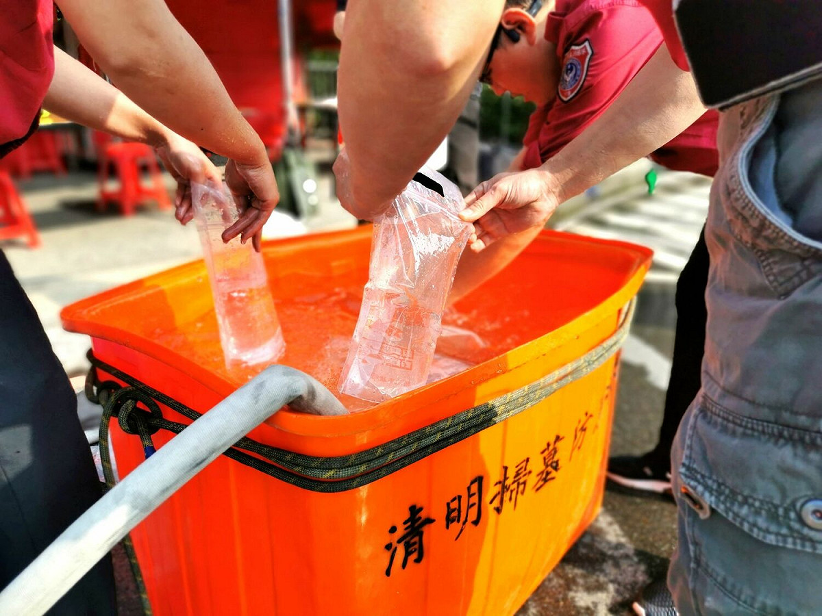 消防局林口、文化分隊也提供消防水袋供民眾取用，民眾可用來清潔及熄滅香燭及火苗避免餘燼引發火災。 圖：林口區公所提供