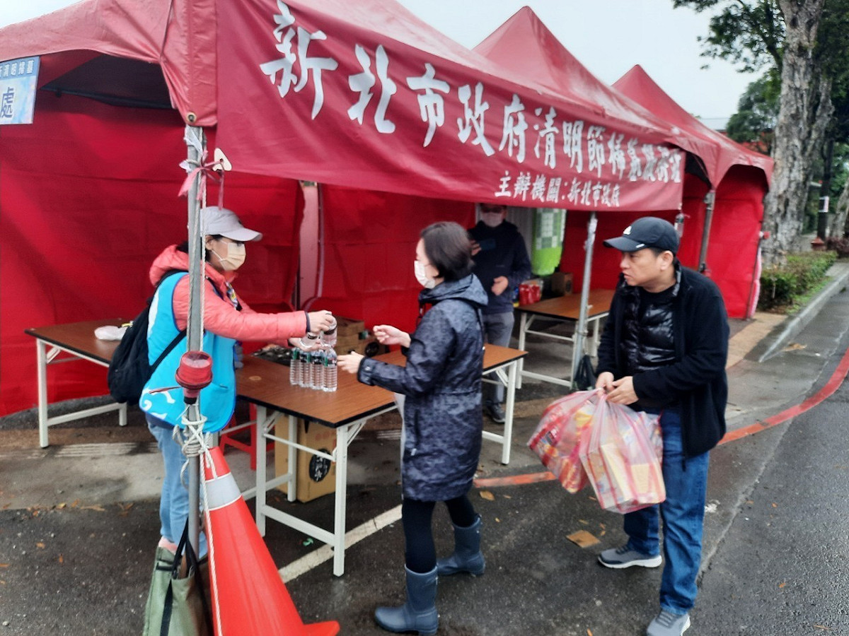 新北市林口區公所將於2023年4月1日至4月5日5天連假期間，每日上午7時至14時，在林口區第1公墓入口處（中山路底旁文化北路上）設置「清明掃墓服務站」提供各項便民服務。 圖：林口區公所提供