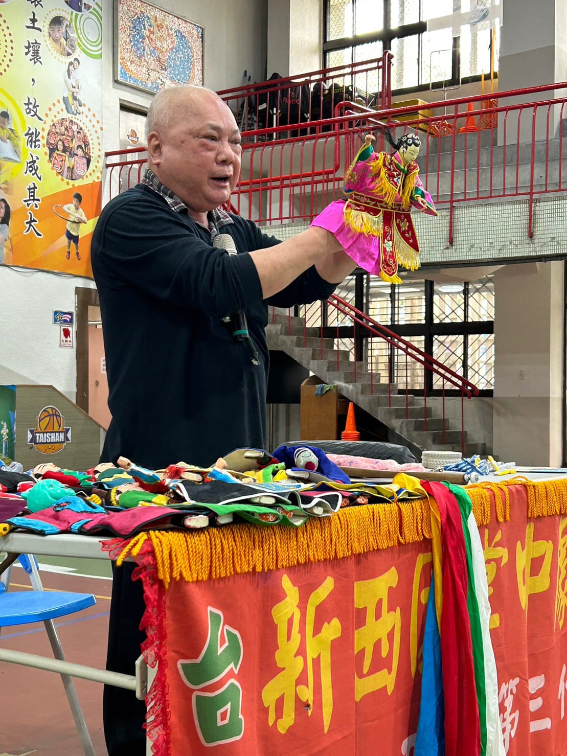擅長武打特技動作的藝師許正宗，操作旦角動作也能溫柔婉約。 圖：新北市文化局提供