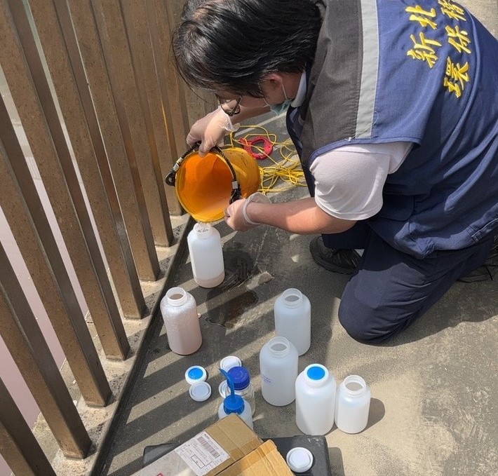 稽查人員採樣送驗。 圖：新北市環保局提供