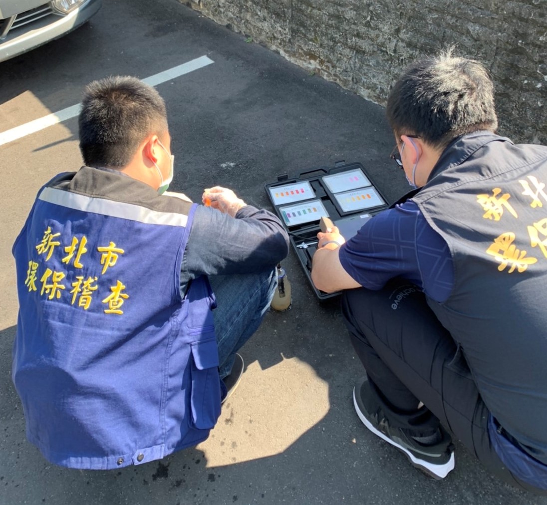 稽查人員進行水質採檢。 圖：新北市環保局提供