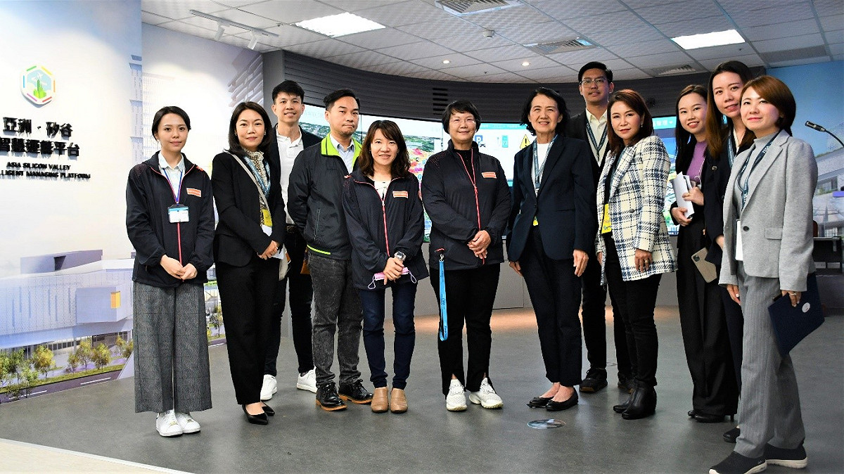 泰國東部經濟走廊辦公室參訪團合影。航空城公司副總經理羅碧霞(左6)、泰國東部經濟走廊辦公室(ECCO)Ms Pojanee  Artarotpinyo特別顧問(右6)、Mrs Thunyarath Intorn副祕書長(右4)、航空城公司企劃處經理陳蓉真(左5)。 圖 : 桃園航空城公司提供
