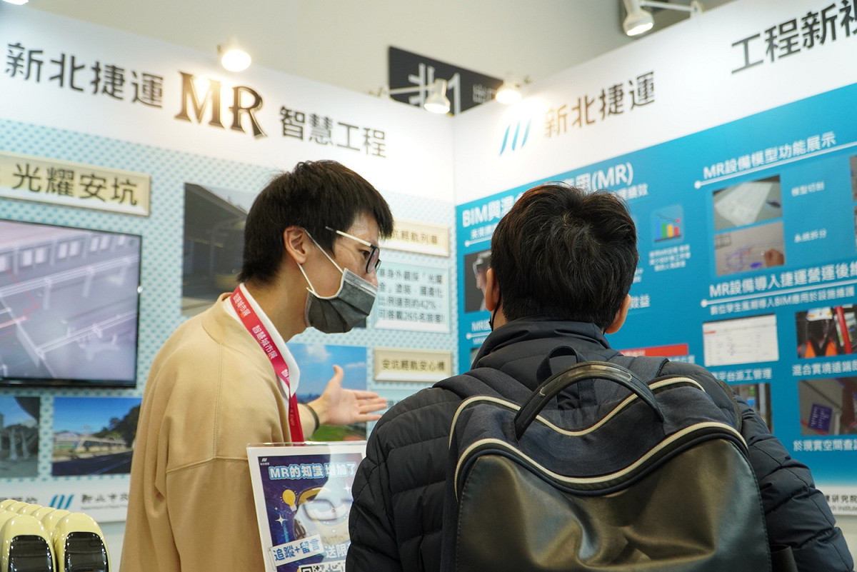 向民眾介紹新北捷運MR智慧工程。 圖：新北市捷運局提供
