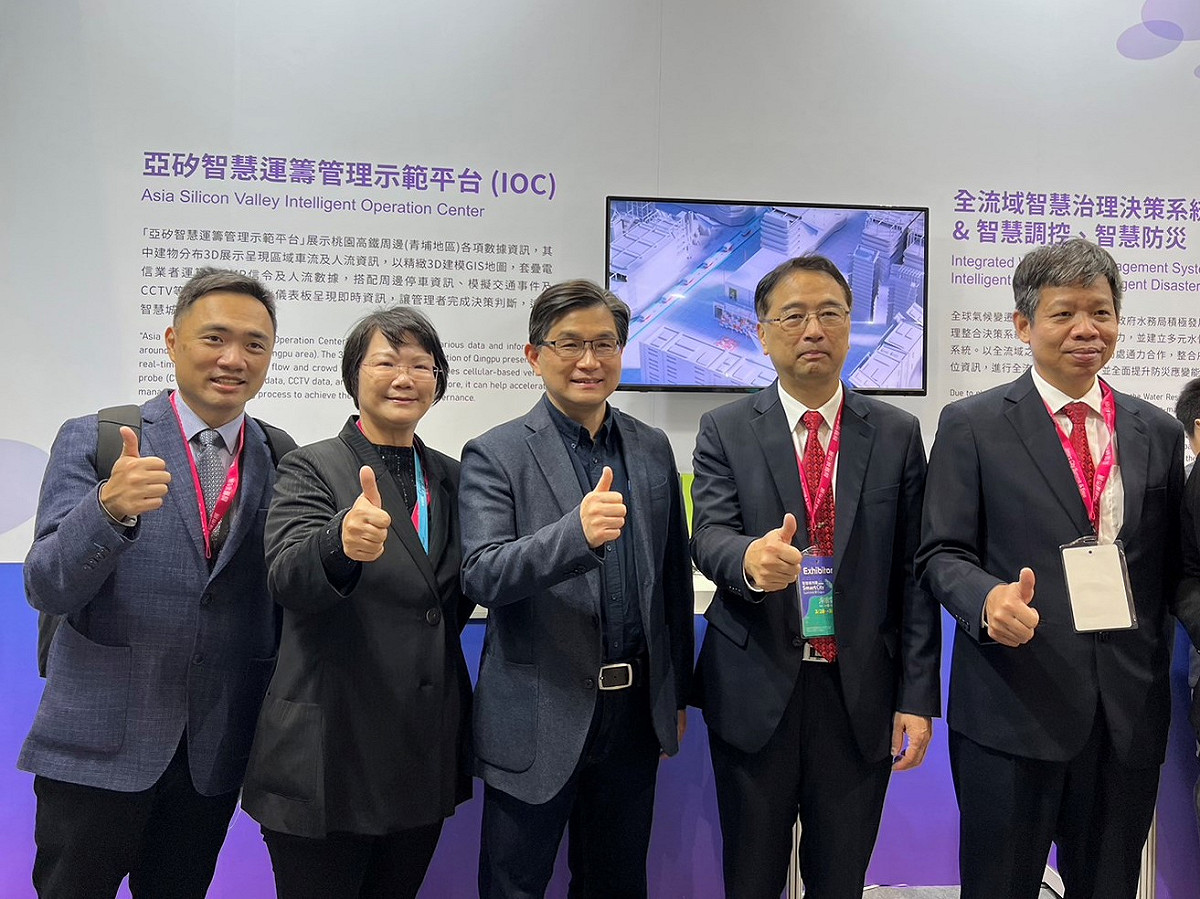 航空城公司羅碧霞副總經理和來訪貴賓一同合照。 圖 : 桃園航空城公司提供