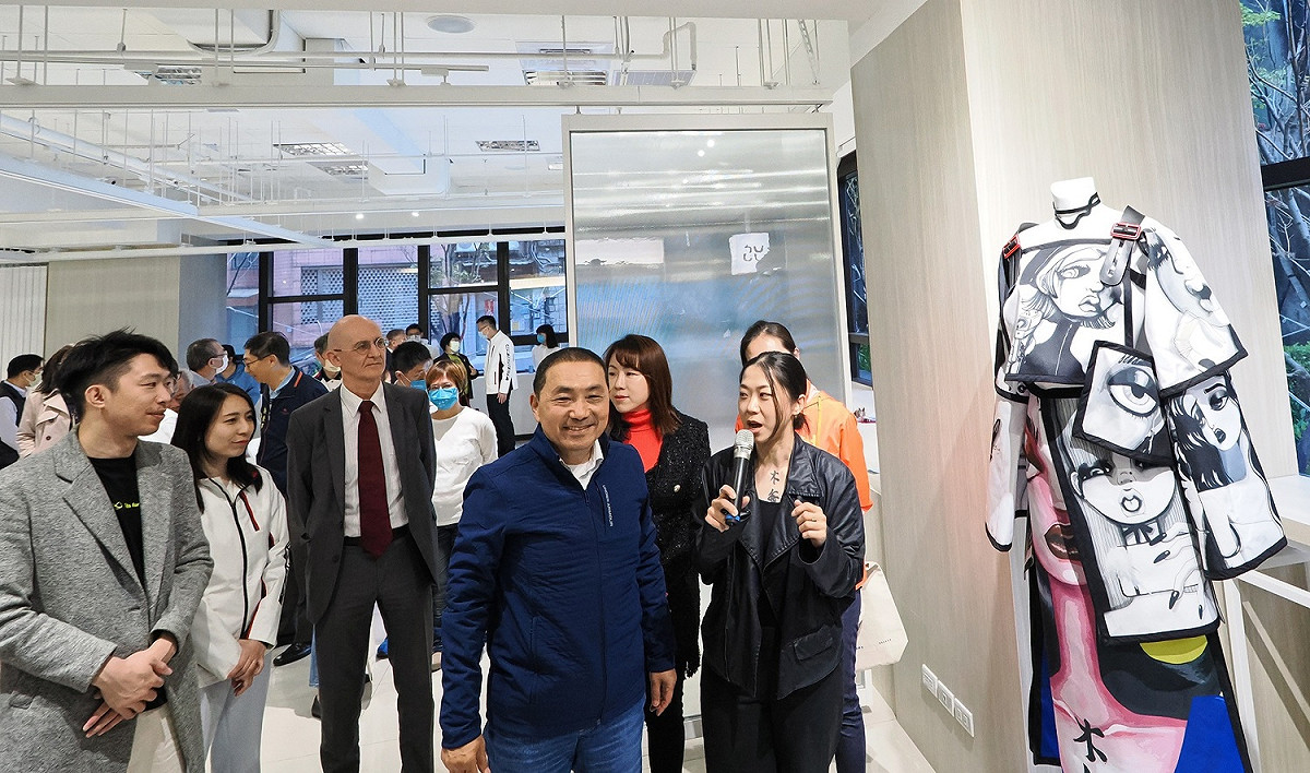 服裝創作國手林盈孜說明創作理念。 圖：新北市青年局提供