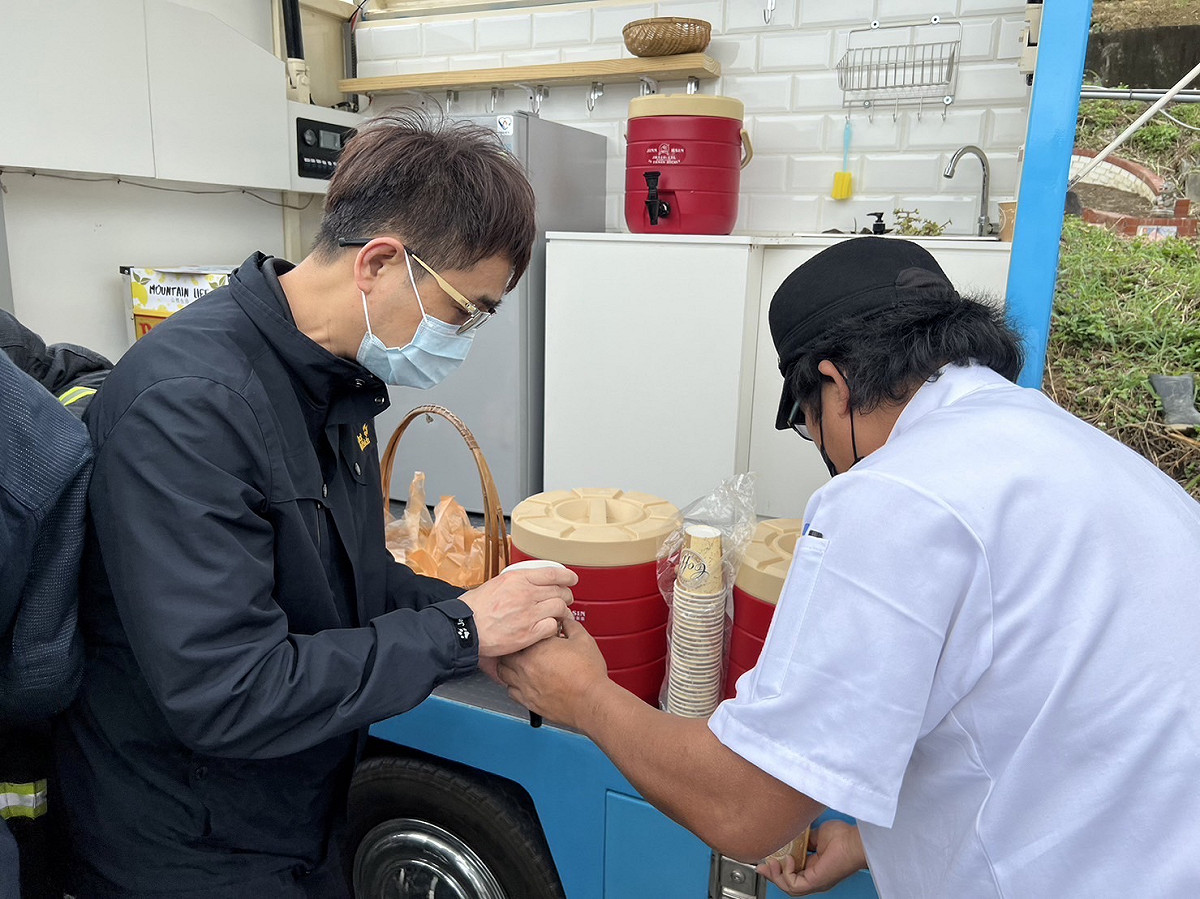 消防局與民間行動餐車發展協會合作，未來若有大規模或長時間救災需要，可通知胖卡餐車到場供應救災人員所需餐食。 圖：新北市消防局提供