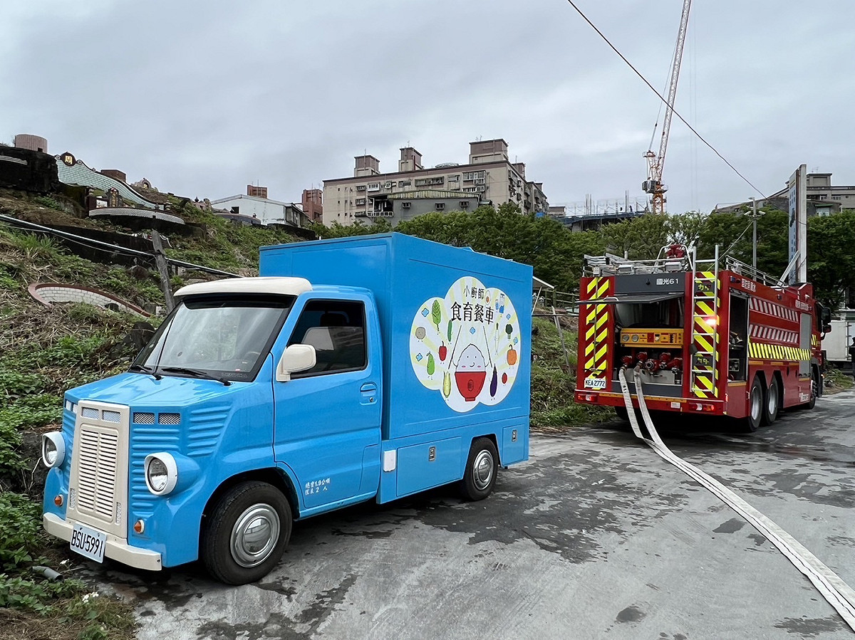 除前述救災器材外，平時常見於各大戶外活動現場的胖卡（行動餐車）也在此次演習現場到場提升救災人員後勤餐點能量。 圖：新北市消防局提供