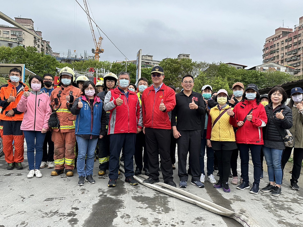 新北市消防局特於今(28)日上午10時於中和區第五公墓辦理清明期間搶救觀摩演練。 圖：新北市消防局提供