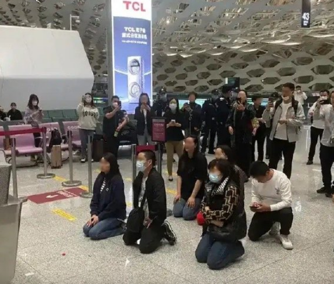 深圳上週末連日暴雨，導致深圳寶安機場多班航班延誤或取消，旅客竟情緒潰堤下跪求飛機起飛。 圖: 翻攝自中國《都市快報》