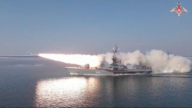 俄羅斯太平洋艦隊艦艇在演習中發射P-270「白蛉」超音速反艦飛彈。 圖：翻攝俄羅斯國防部