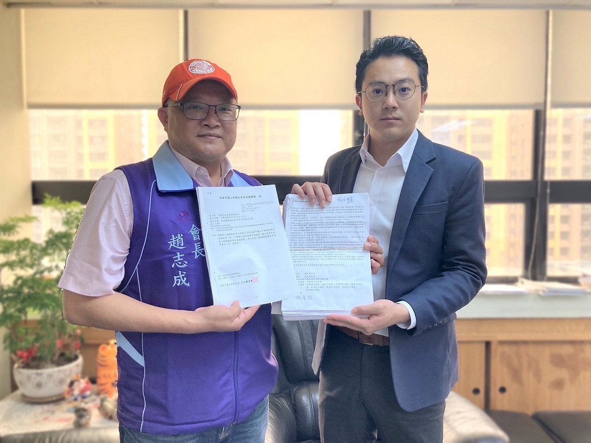 趙志成(左)遞送聯合建議書，由廖泰翔代表市府收下。 圖：高雄市經發局/提供