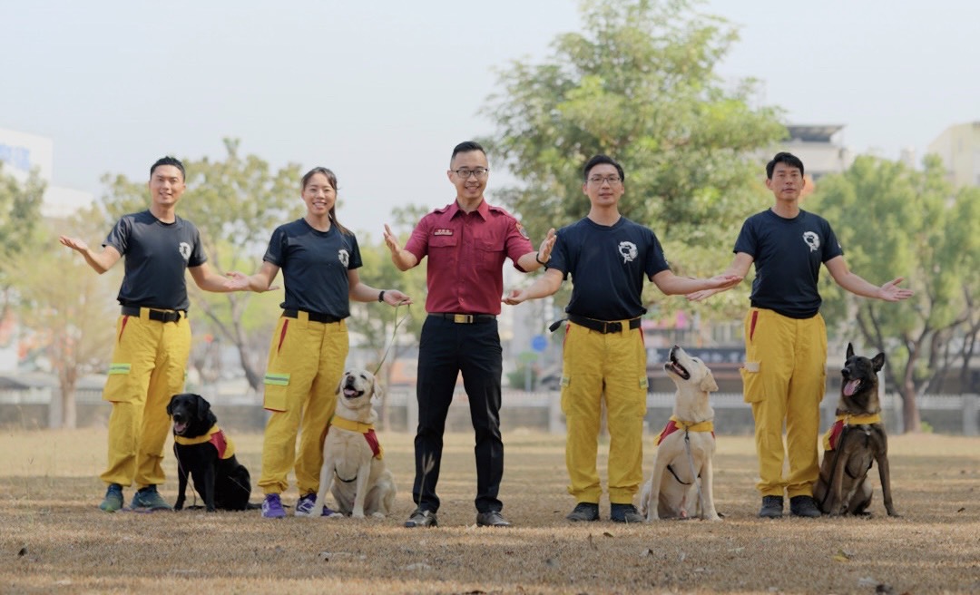 高市消防局出動四隻搜救犬擔任清明節宣導大使。 圖：高雄市消防局/提供