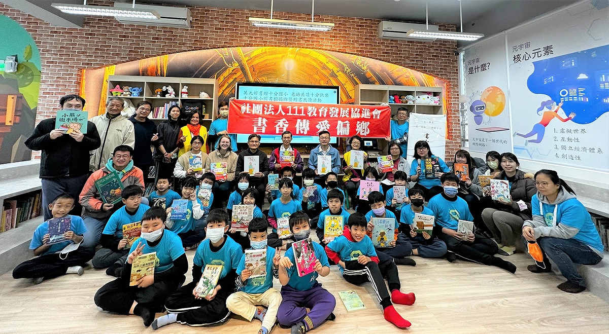 十分國小圖書館揭牌儀式後全體師生合影。 圖：新北市教育局提供