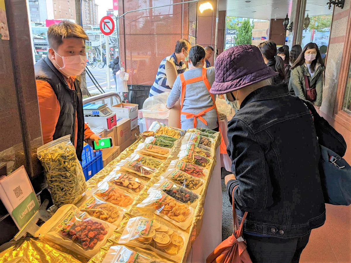 雲林農特產品至新北市板橋農會超市前廣場展售。 圖：新北市農業局提供