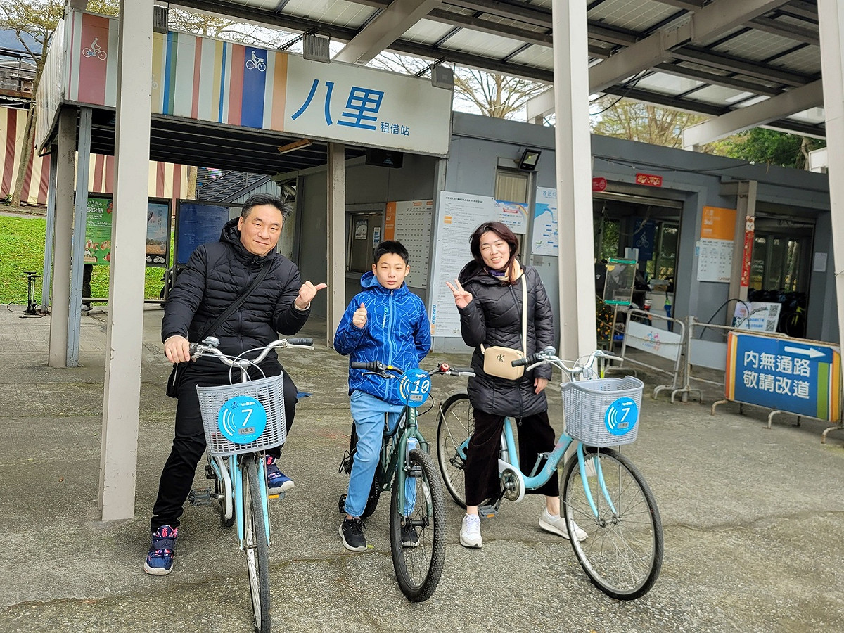 爸媽趁假期來河濱享受春天樂遊。 圖：新北市高灘處提供