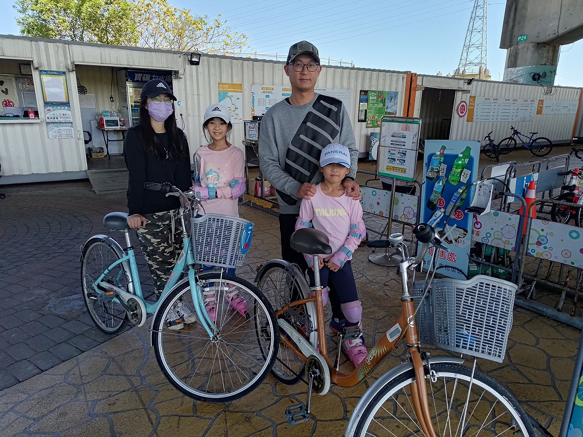 悠遊河濱親子同遊。 圖：新北市高灘處提供