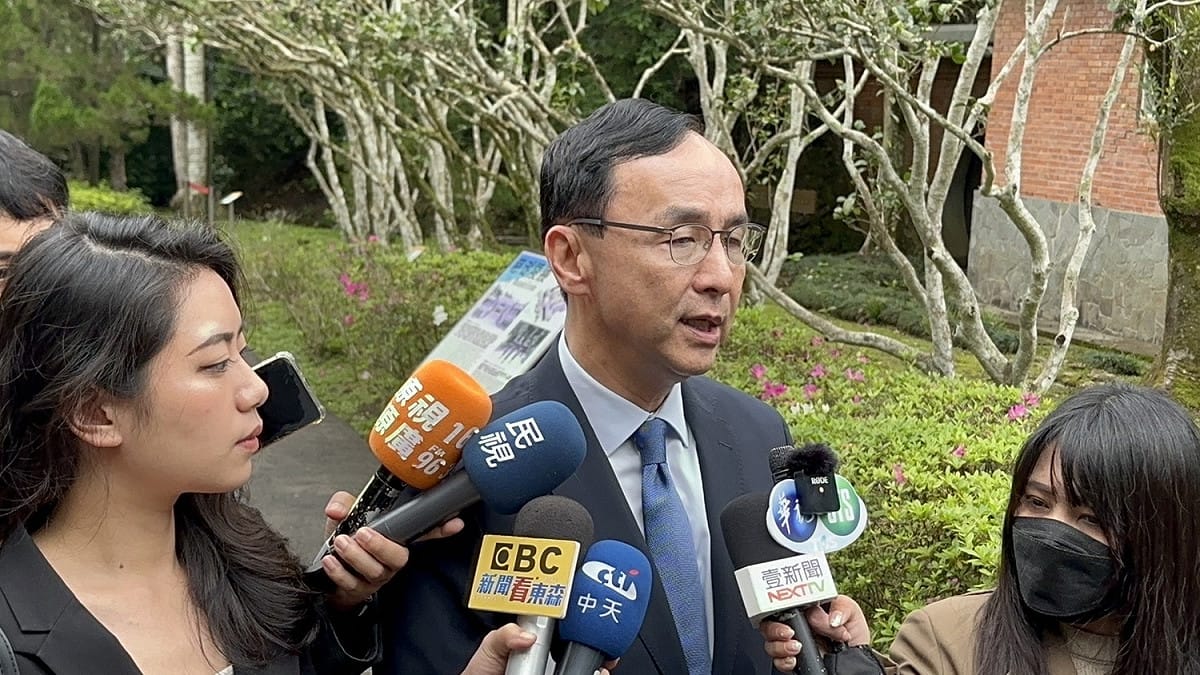 針對有傳聞稱國民黨中央遲遲不徵召，目的是讓郭扯侯民調，藉此哄抬朱立倫參選合理性，朱今（16）日駁斥該造謠說法為綠營陰謀，呼籲勿中計。 圖：國民黨文傳會/提供（資料照）