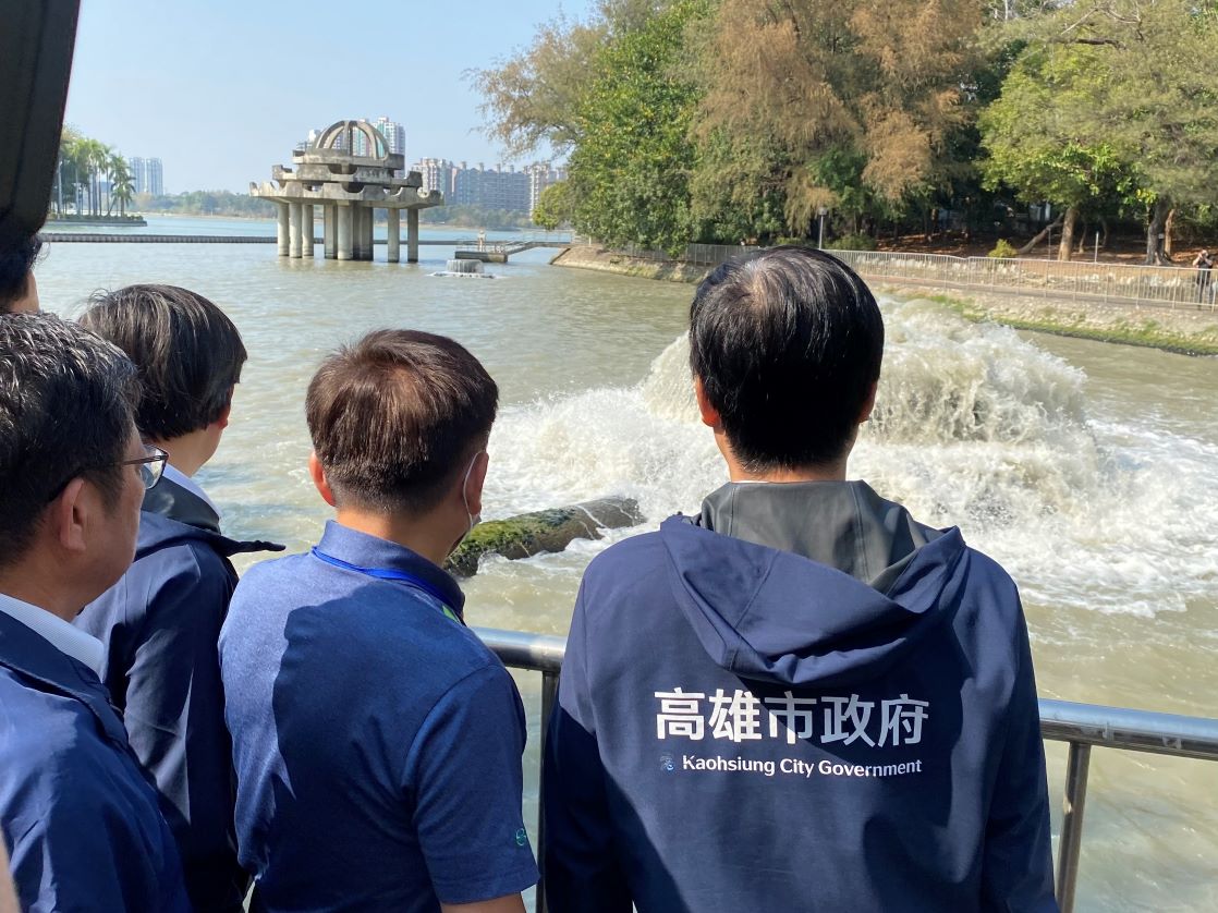 陳其邁(右一)至澄清湖淨水場關心配水情形 圖：高雄市水利局/提供