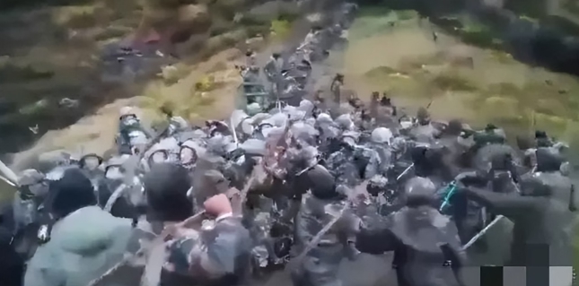 2022年底，中印邊境又發生一起規模較大的軍事摩擦，當時解放軍一支兩到三百人的部隊，突然遭到上千印軍手持狼牙棒圍毆。 圖 : 翻攝自成視評論