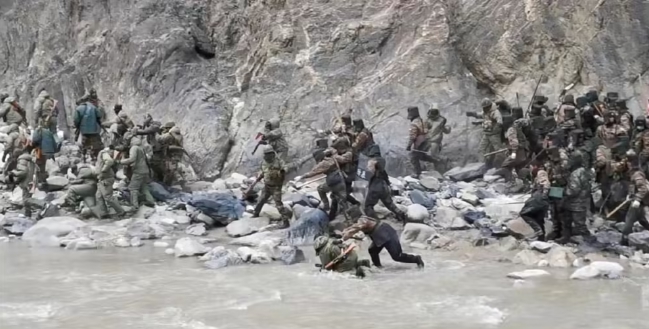 中印軍隊在中印邊界加勒萬河谷爆發嚴重衝突。(資料照片) 圖 : 翻攝自成視評論