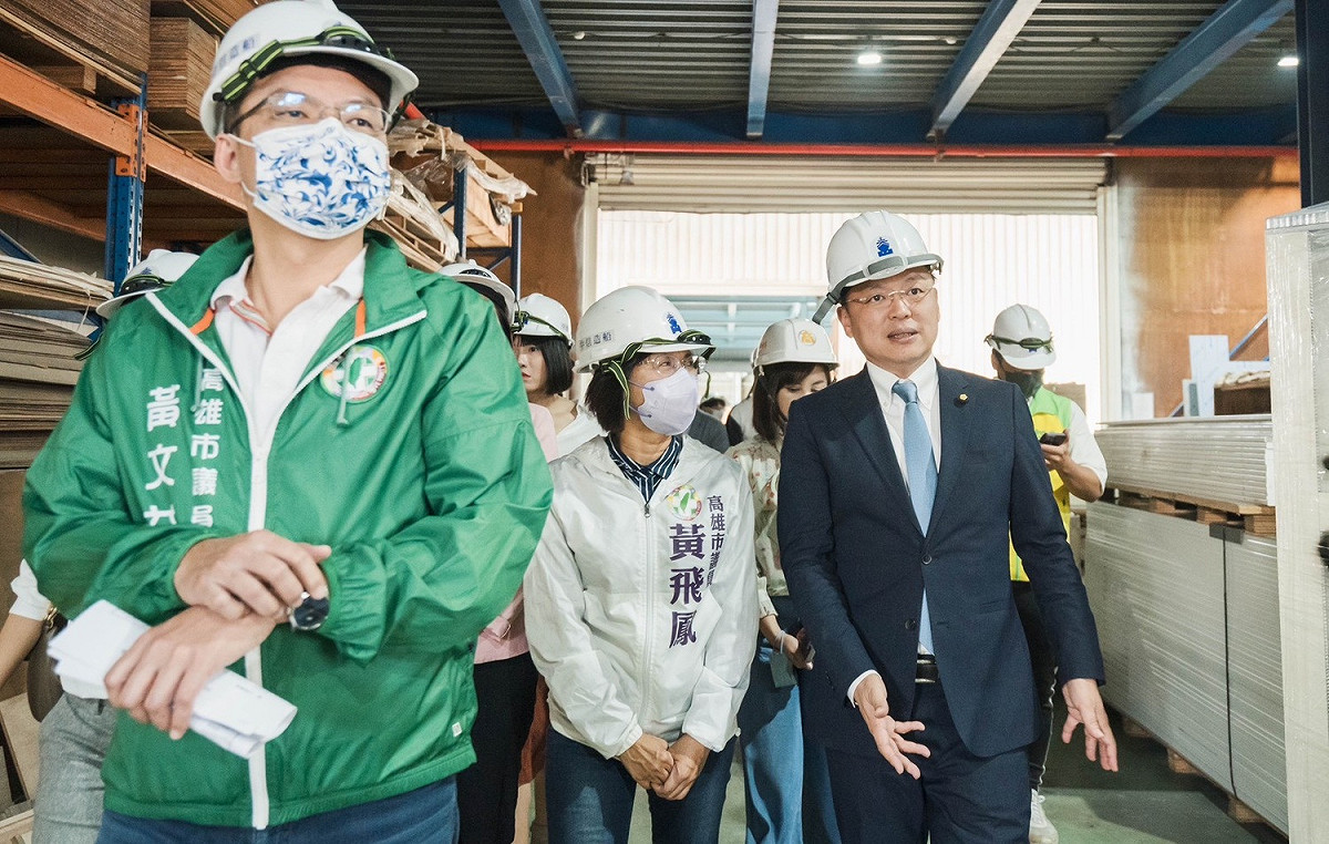 趙天麟(右)率湧言會議員參訪中信造船。 圖：湧言會/提供