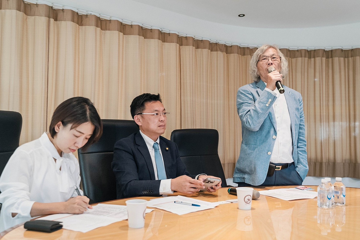 趙天麟(中)聽取韓碧祥(右)簡報。 圖：湧言會/提供
