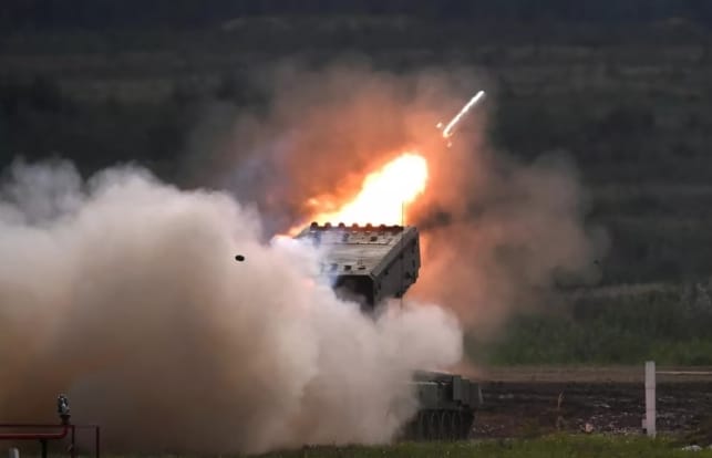俄軍TOS-1A「太陽」重型多管火箭發射系統（俗稱「噴火坦克」）。 圖 : 翻攝自藍星特快