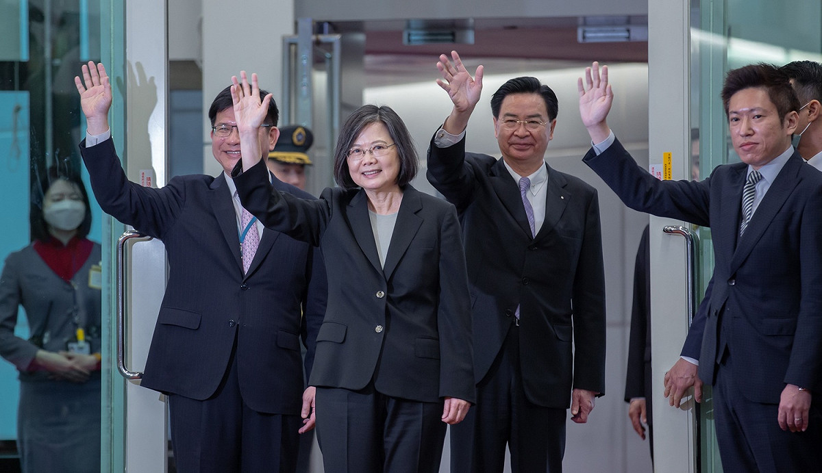 總統蔡英文在機場發表談話。 圖：總統府/提供