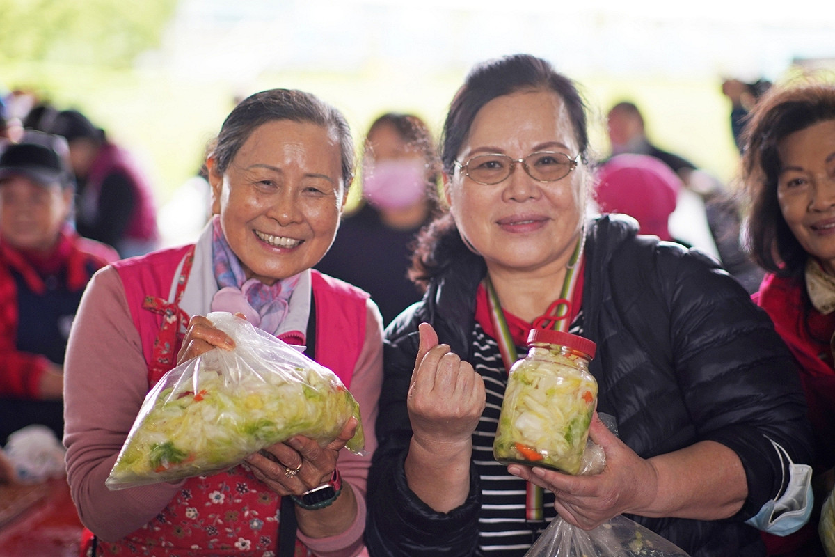 百人一起做泡菜，趣味無窮。 圖：新北市果菜公司提供
