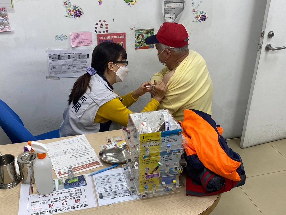 衛生局呼籲民眾接種雙價疫苗能有效預防Omicron變異株感染造成中重症 圖：新北市衛生局提供