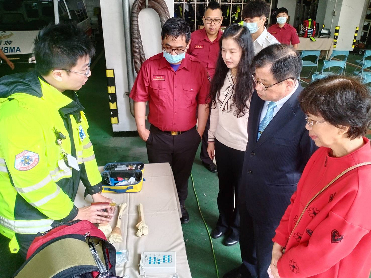 此次捐贈典禮結合高階救護器材操作展示，由消防局高級救護技術員於現場實際進行生理監視器及骨針(IO)快速注射設備的操作。 圖：新北市消防局提供