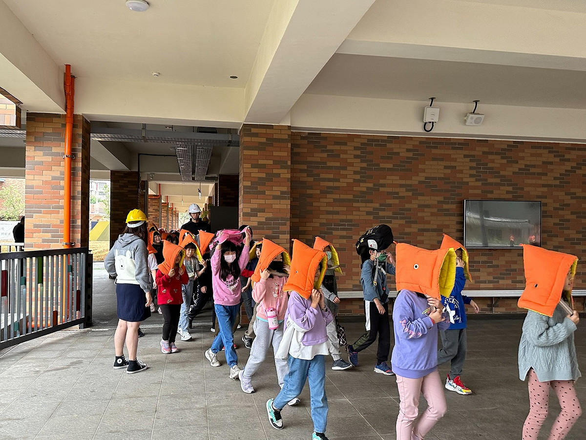 在停止搖晃後，老師隨即引導學生至戶外空曠處進行疏散。 圖：林口區公所提供