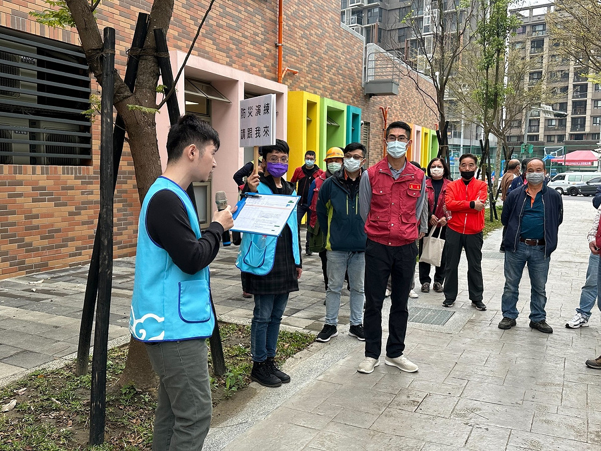 接續著進行避難收容所開設演練，林口區長廖武輝帶領貴賓進行觀摩。 圖：林口區公所提供