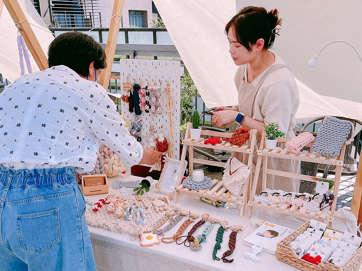 碧潭廣場不定期推出各式文創市集和音樂派對，帶動當地觀光發展。 圖：新北市經發局提供