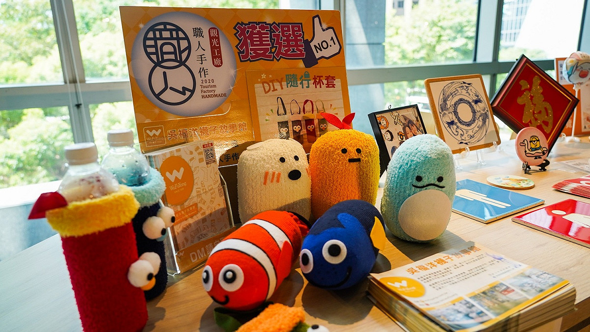市集邀請眾多新北市特色商家，除了豐富美食，新北觀光工廠也聯合擺設攤位，為野餐派對增添許多樂趣（圖為吳福洋襪子展示）。 圖：新北市經發局提供