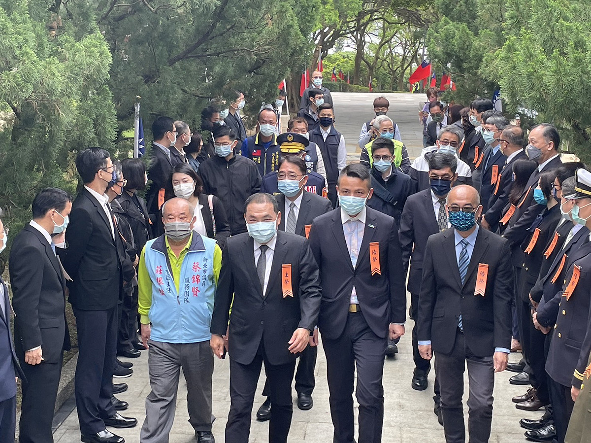 侯友宜率各局處代表、區長參與112年新北市忠烈祠春祭典禮，緬懷為家國奉獻的烈、義士。 圖：新北市民政局提供