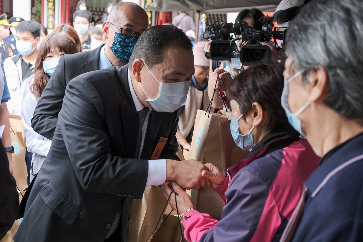 典禮結束後，侯友宜一一向烈、義士家屬致意。 圖：新北市民政局提供