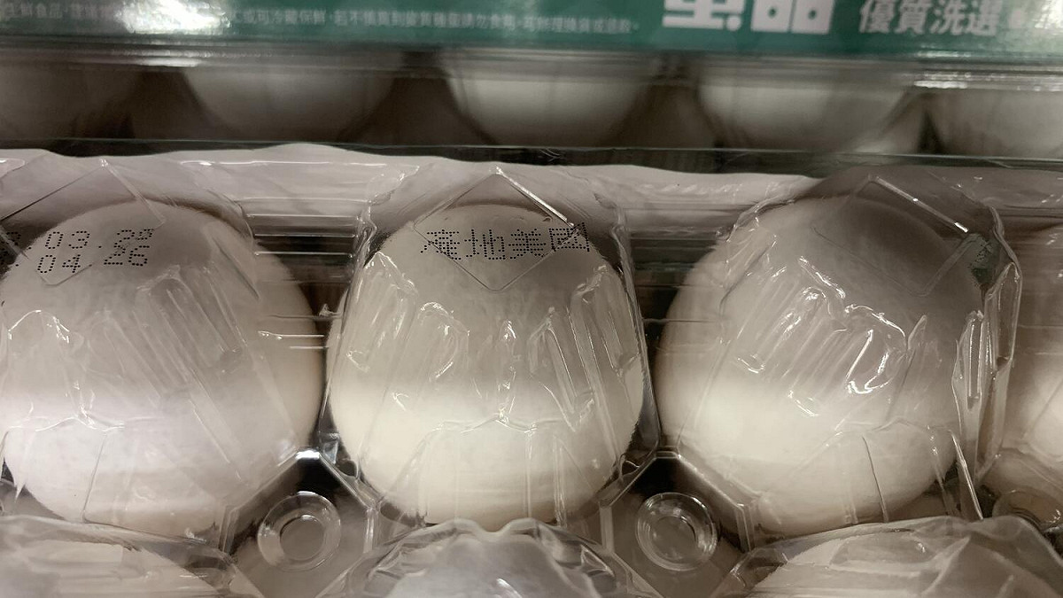 農委會說明，進口蛋優先供應超商、超市及量販店等通路，是為了滿足消費者平價蛋需求，並同時確保不影響雞蛋產地價格及蛋農收益，並無圖利特定廠商之嫌。 圖：農委會／提供 (資料照）