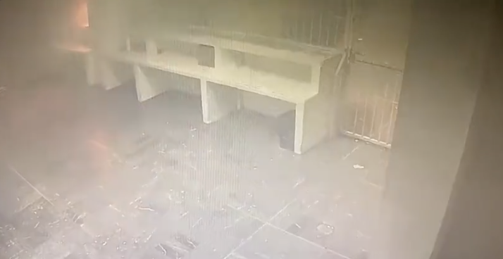 美國、墨西哥邊境的墨城市華雷斯城（Ciudad Juárez）移民拘留中心 28 日發生大火，家屬控訴大門在當下依舊緊閉。 圖：翻攝自推特影片