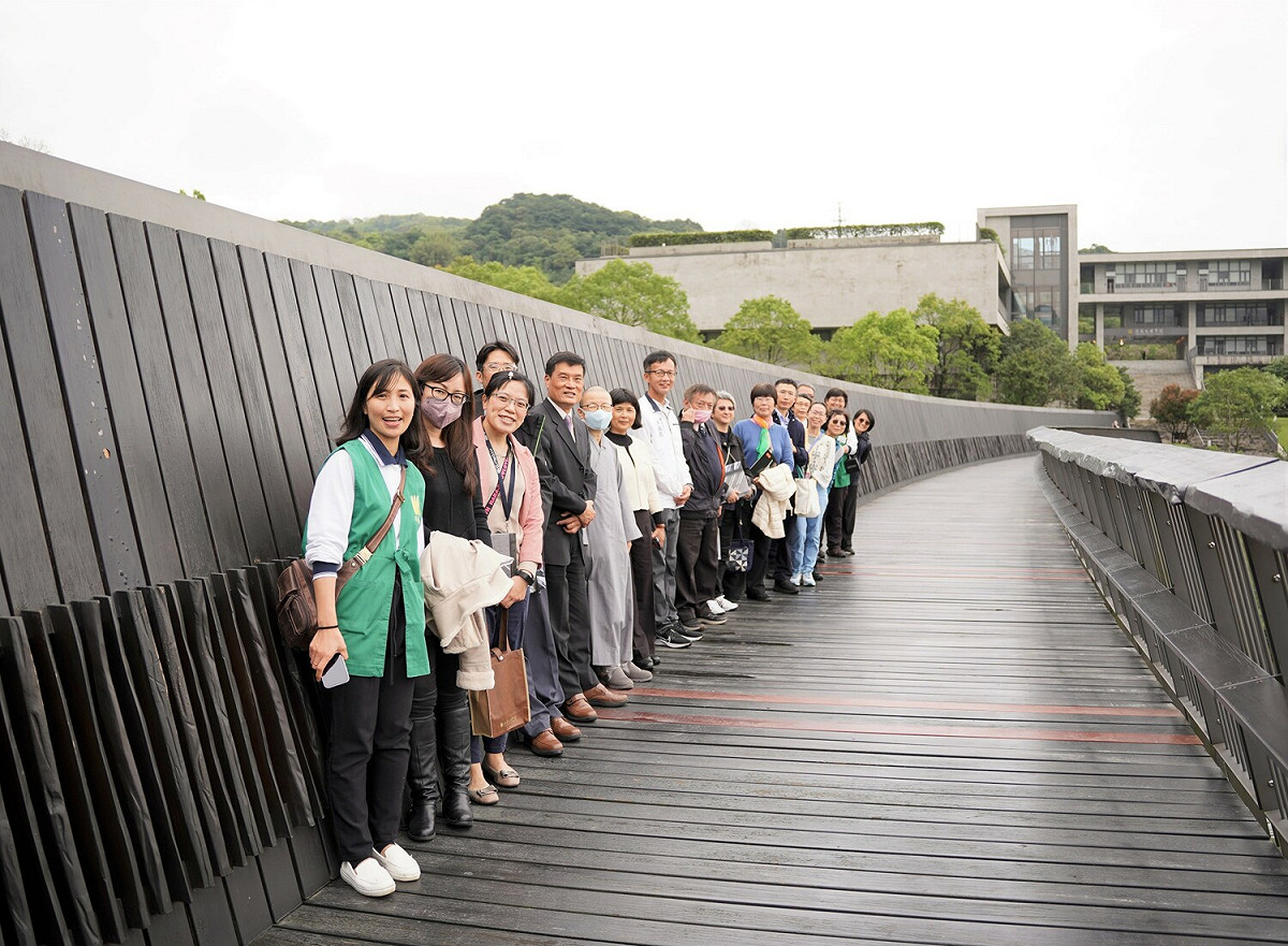 法鼓心靈環保教育園地的「大願橋」呼應山景連接山谷兩岸，將校園融入大地。 圖：新北市環保局提供
