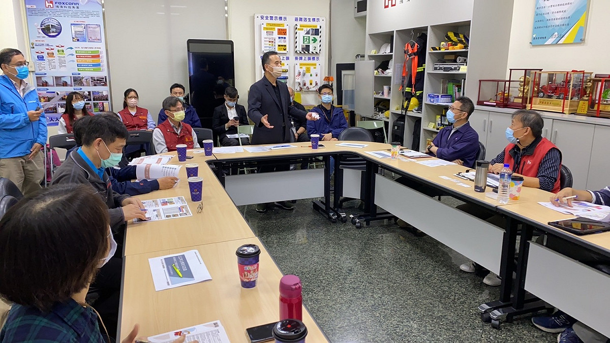 新北市政府29日下午3時由消防局長李清安率隊至位於土城區的鴻海進行拜訪。 圖：新北市消防局提供