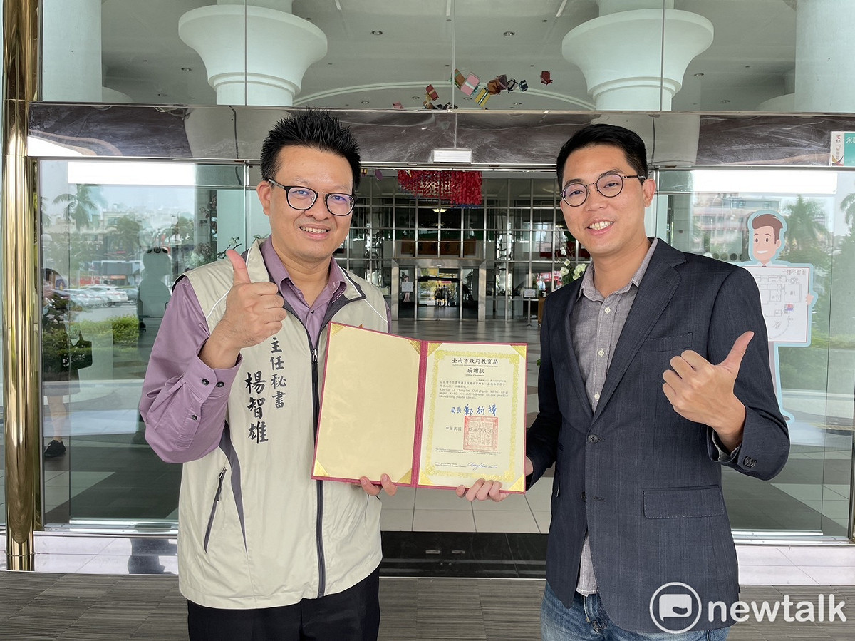 台南市議員李宗霖與成大台文系教授蔣為文、蘇格蘭台灣協會會長陳韻如偕同南市教育局主秘楊志雄共同籌辦台語繪本致贈活動，今日贈送45本台語繪本給台南市各國小，期待傳承本土語言，讓學童了解台南在地歷史。 圖：黃博郎／攝