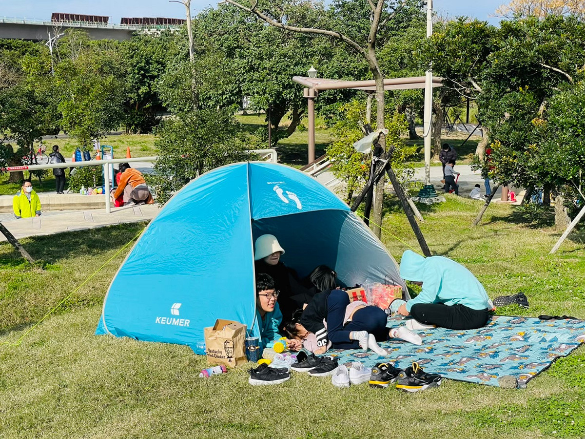八里十三行文化公園空間寬敞及擁有超大草皮。 圖：新北市高灘處提供