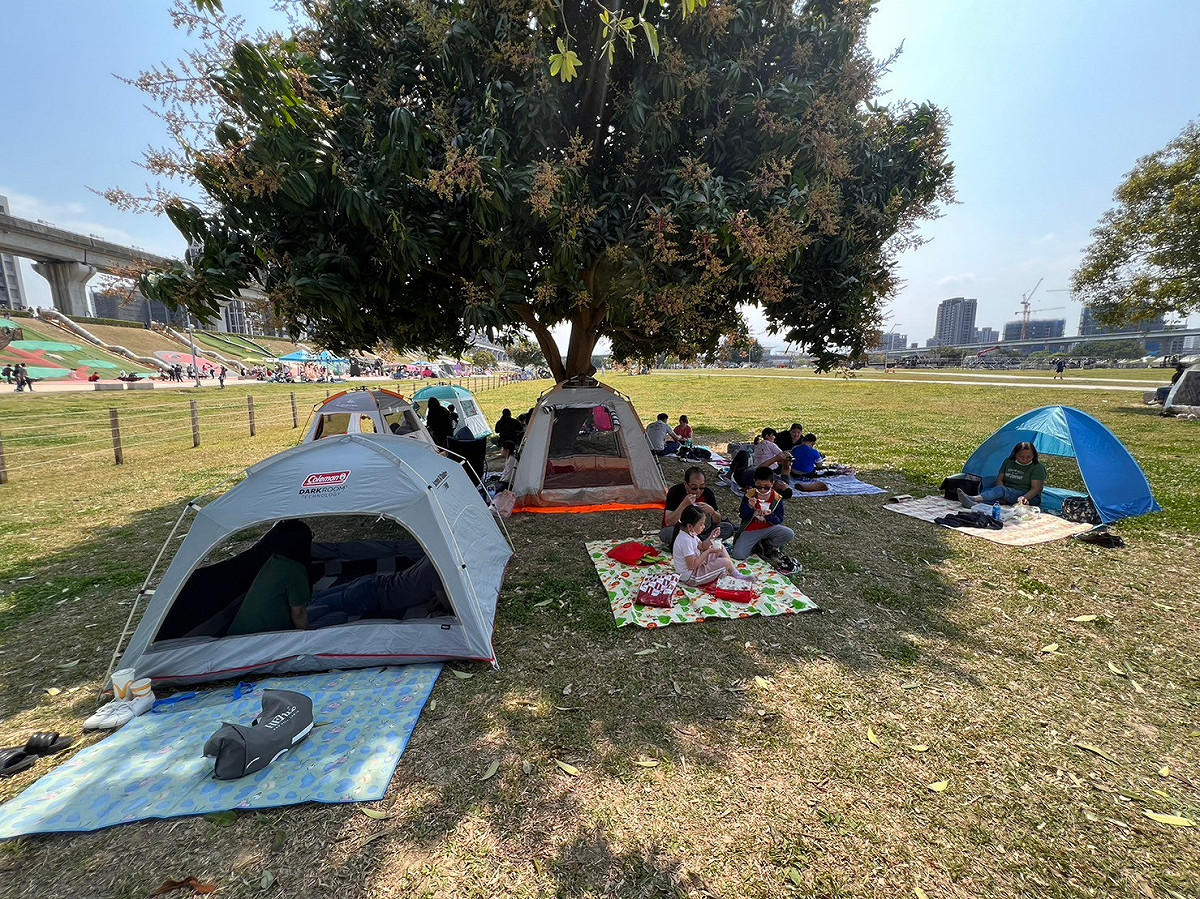 新北大都會公園假日來享受綠地舒適的野餐民眾。 圖：新北市高灘處提供